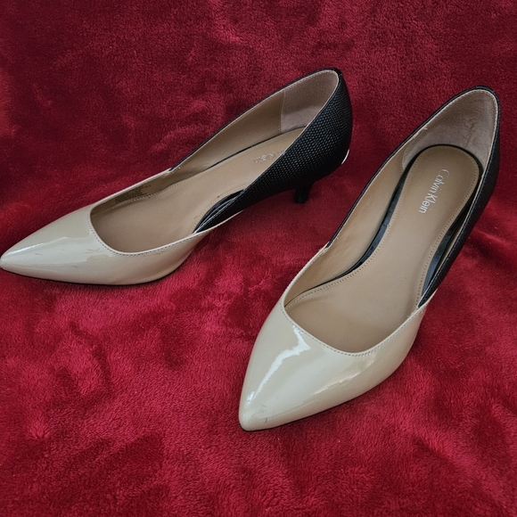 Calvin Klein Women Elegant Black and Cream Patent Pumps - Picture 2 of 7
